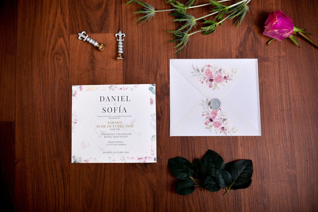 Invitación de matrimonio con fondo floral y lacre plateado
