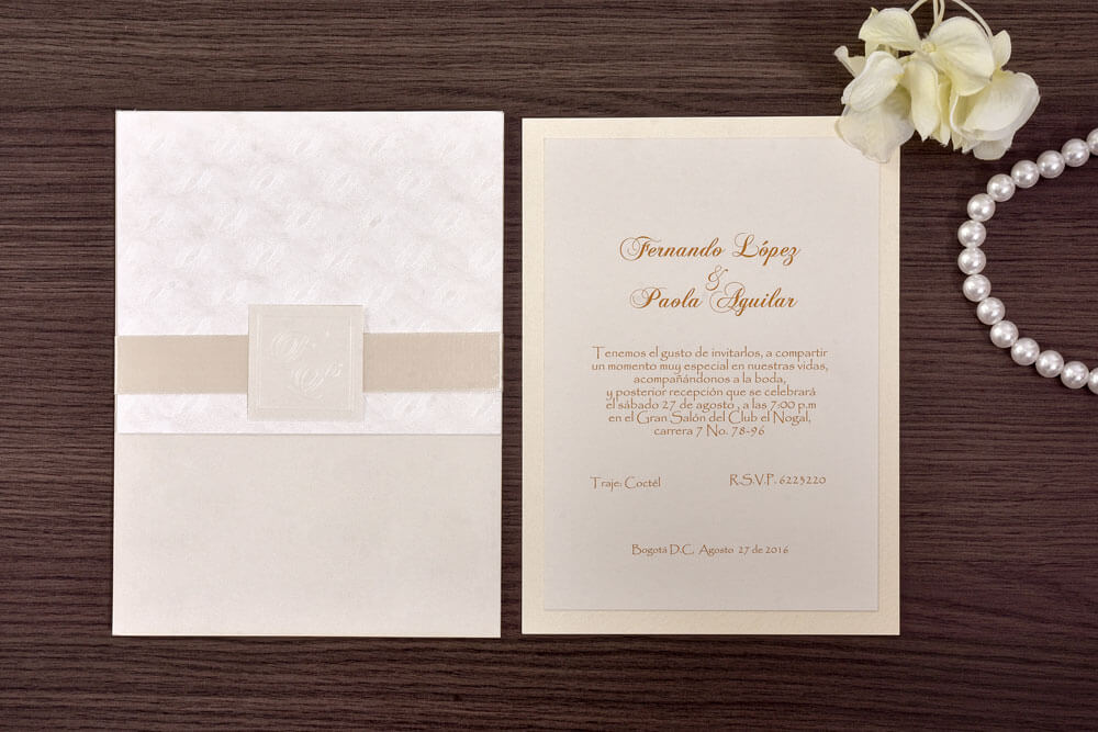 Invitación de matrimonio marfil con faja de raso y sello de iniciales