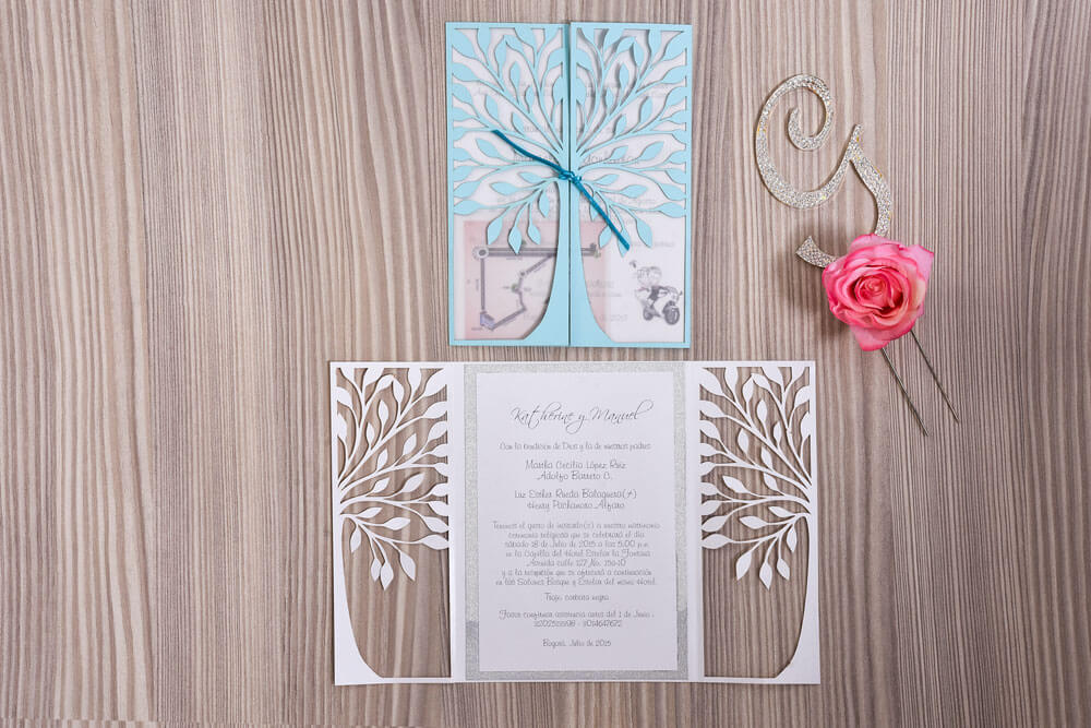 Invitación de matrimonio troquelada con árbol de la vida