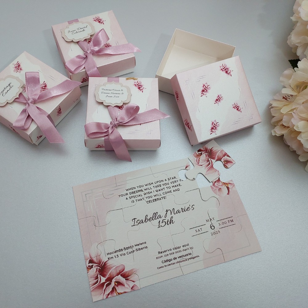 Invitacion de 15 anos tipo rompecabezas floral en caja con lazo rosa