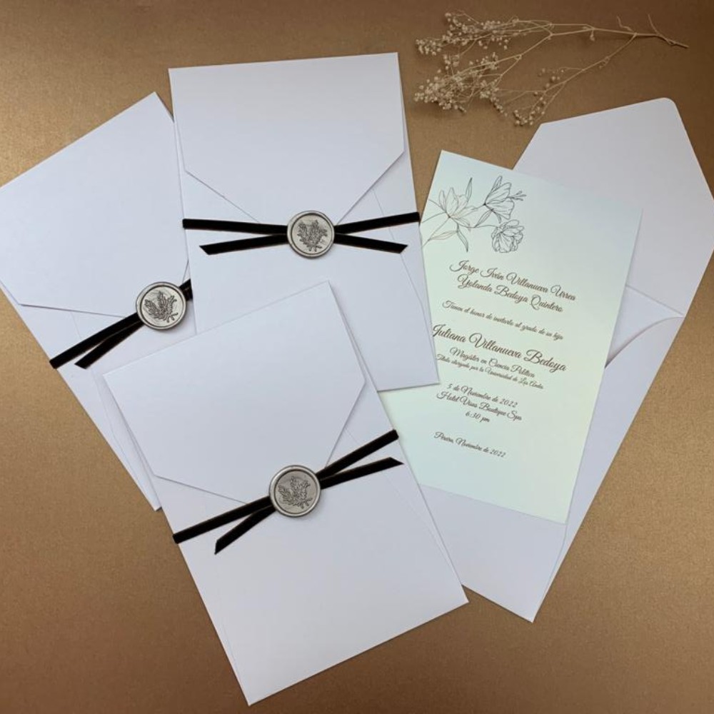 Invitación blanca con lacre plateado y cinta negra