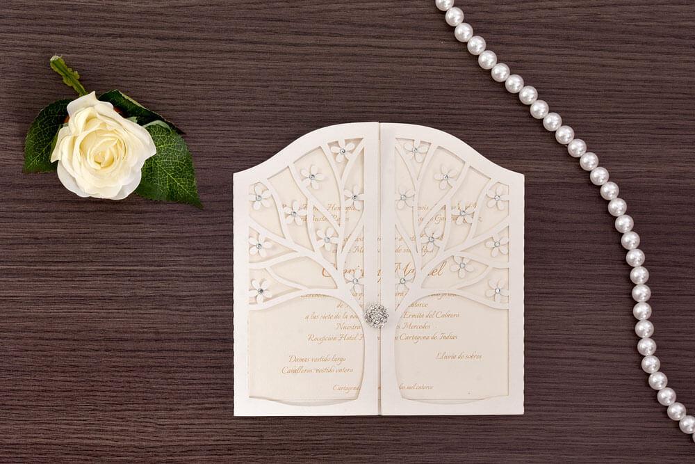 Invitación de matrimonio troquelada con árbol y cristales