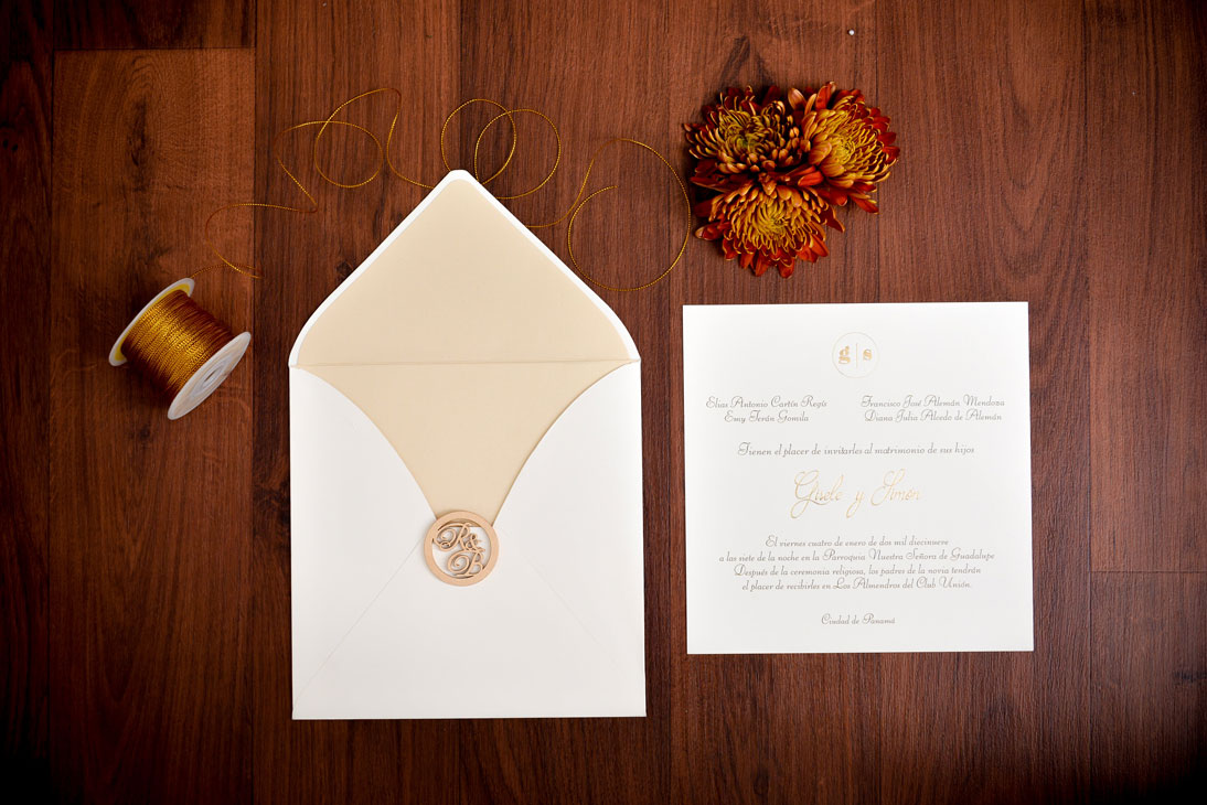Invitación de matrimonio clásica con monograma dorado