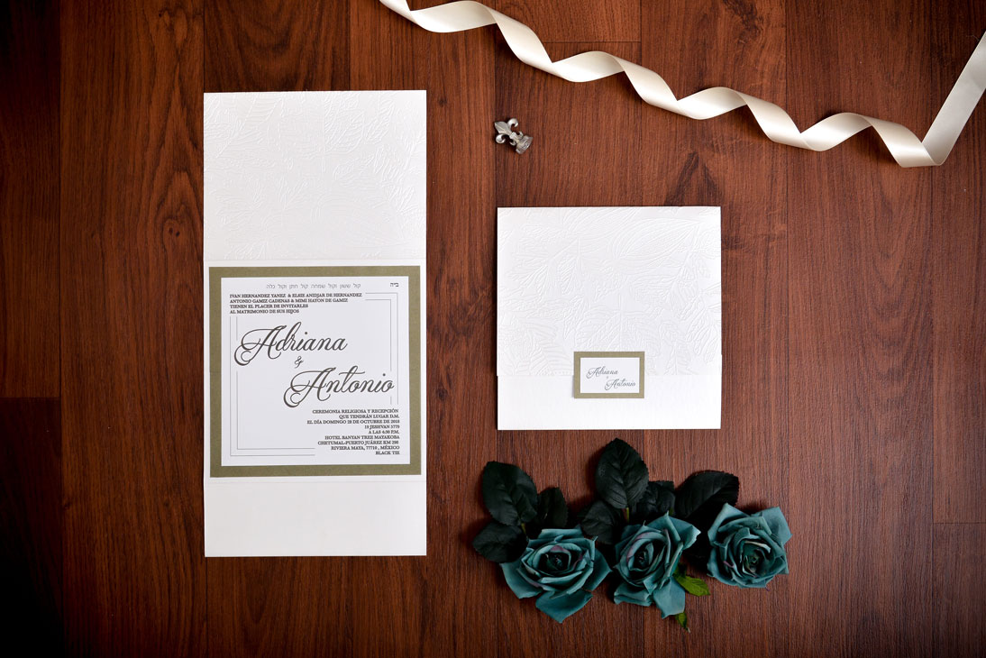 Invitación de matrimonio con relieve blanco y placa dorada