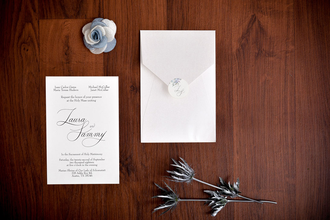Invitación de matrimonio minimalista con caligrafía clásica