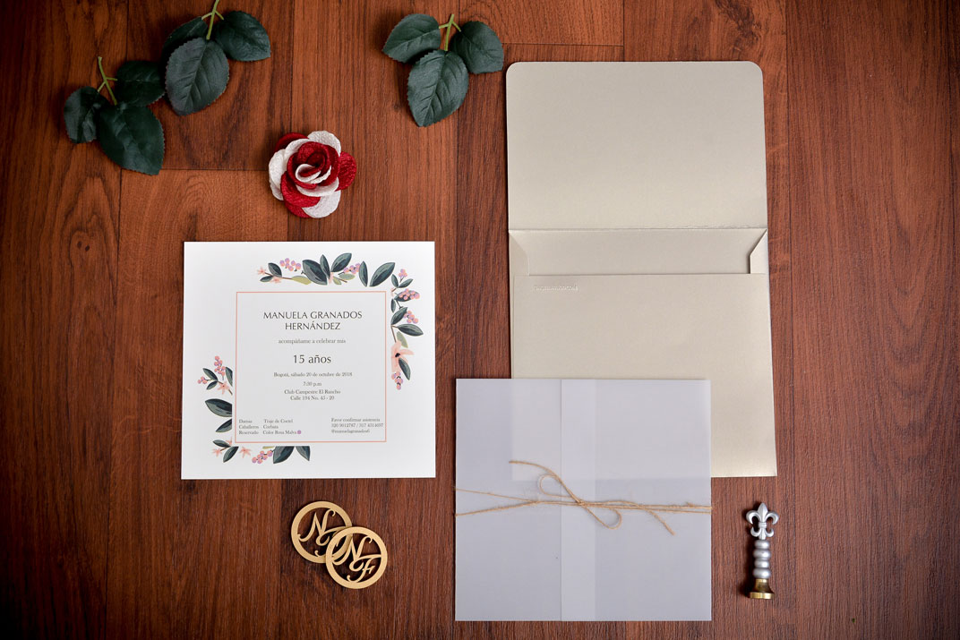 Invitación botánica con camisa de vellum y cordel de fique