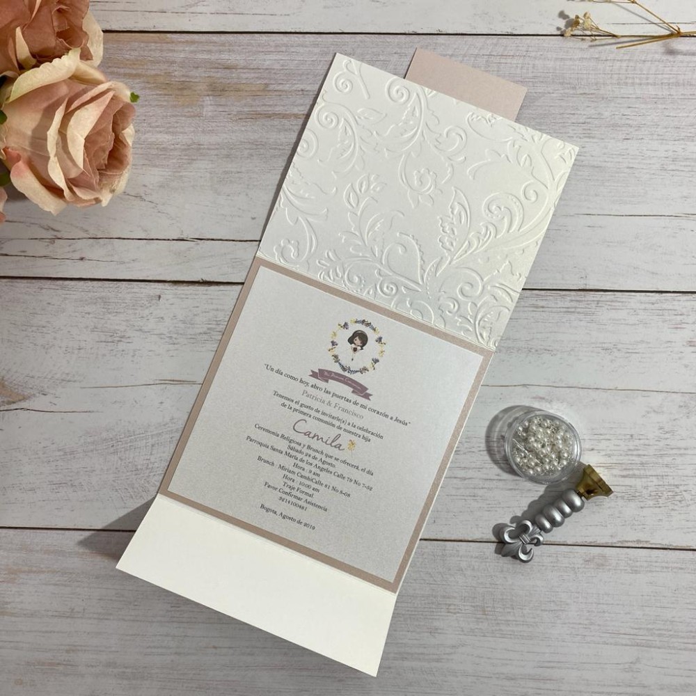 Invitación de primera comunión tipo pocketfold con relieve de arabescos