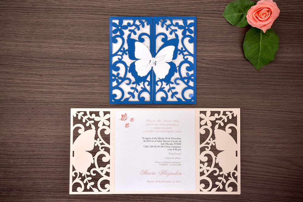 Invitación de 15 años con mariposas y corte láser azul