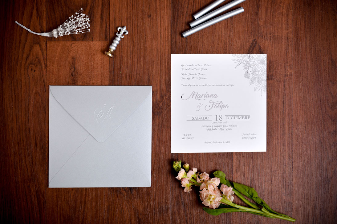 Invitación de matrimonio blanca con floral plateado