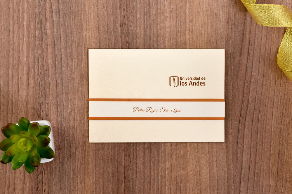 Invitación de grado marfil con cintas naranja y faja personalizada