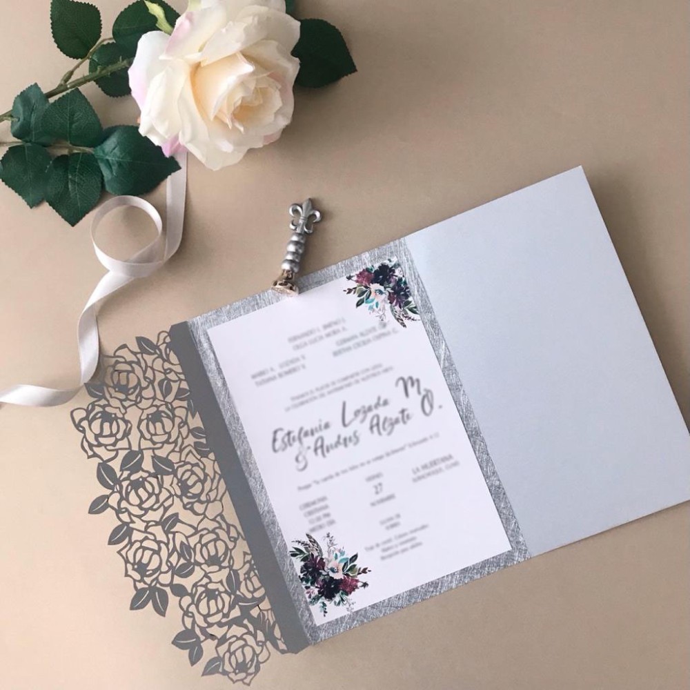Invitación de matrimonio con camisa láser plateada de rosas