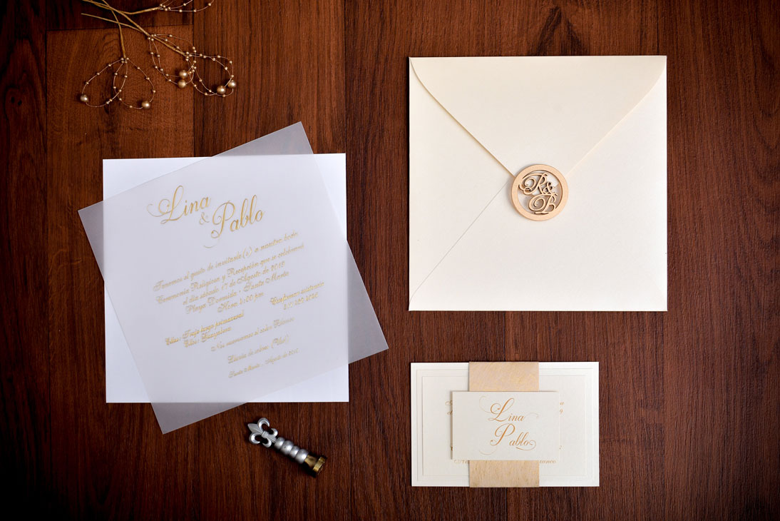 Invitación de matrimonio marfil con vellum y lacre dorado