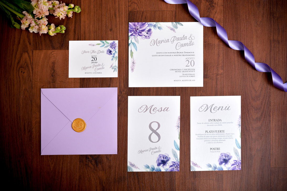 Suite de matrimonio en acuarela lila con lacre dorado