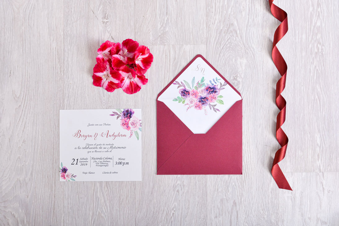 Invitación de matrimonio con sobre vinotinto y forro floral