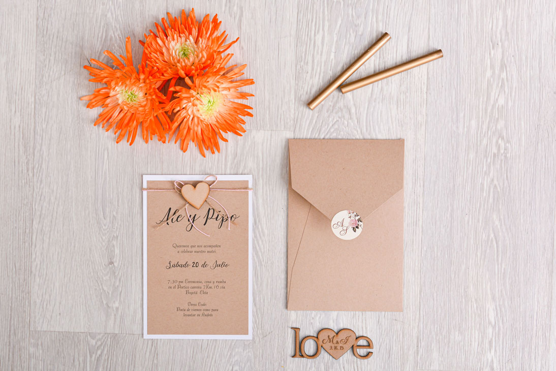 Invitación de matrimonio kraft con corazón de madera