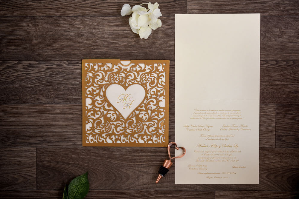 Invitación de matrimonio con camisa láser dorada y corazón con iniciales