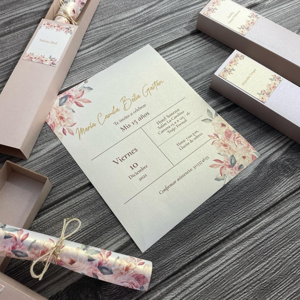 Invitación de 15 años tipo pergamino en caja blush