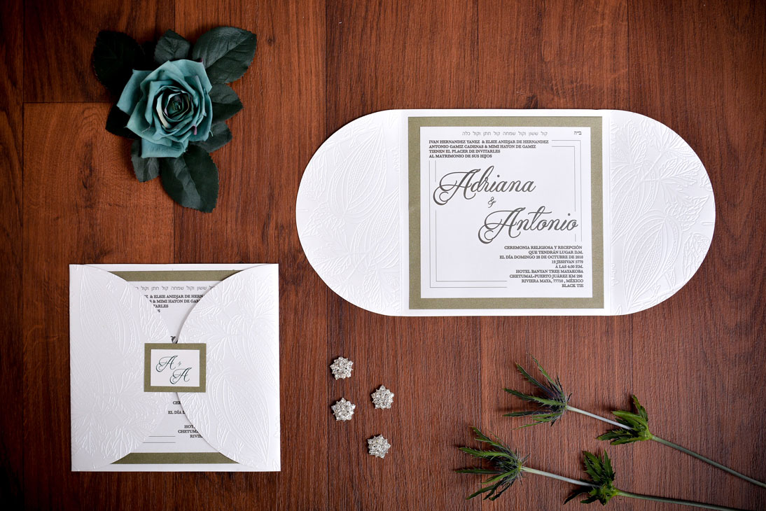 Invitación de matrimonio con relieve blanco y marco oliva