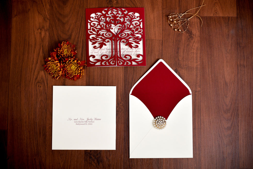 Invitación de matrimonio roja con árbol de la vida en corte láser