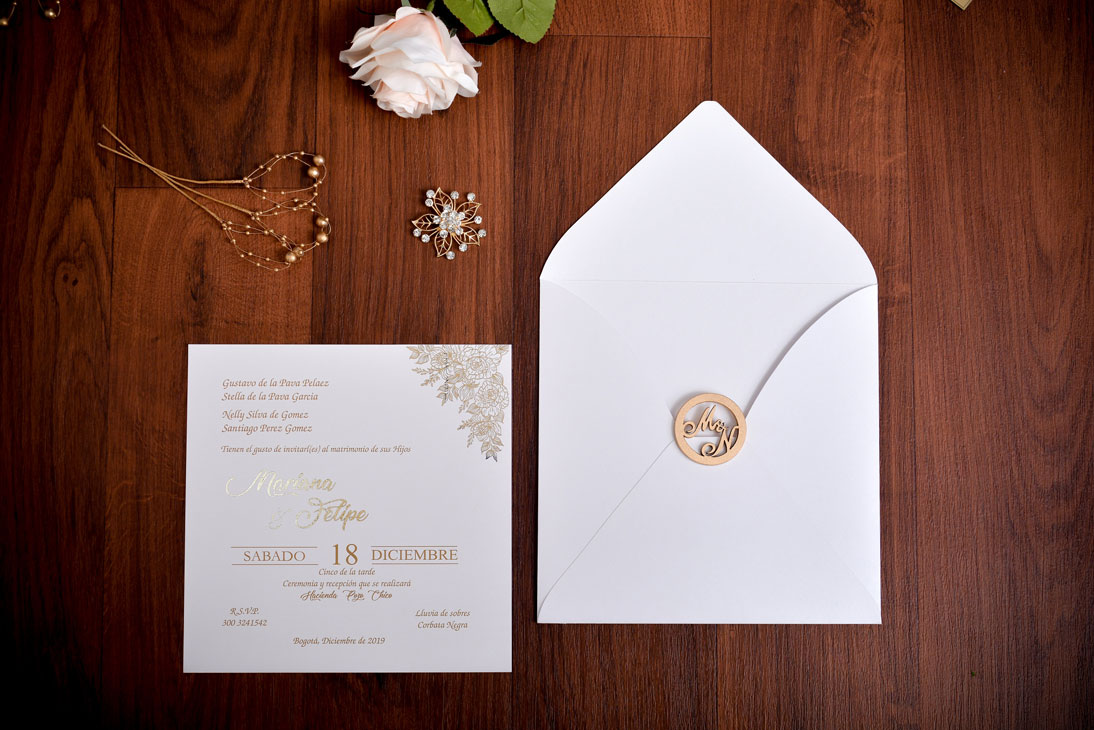 Invitación de matrimonio blanca con foil dorado y sello de madera