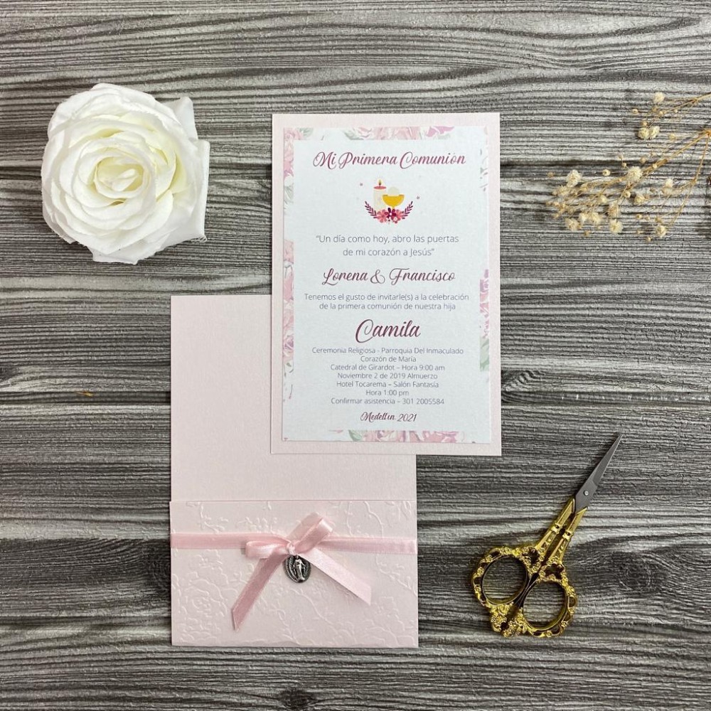 Invitación de primera comunión rosa con lazo y medalla