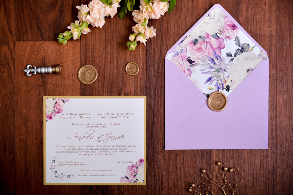 Invitación de matrimonio lila con forro floral y lacre dorado