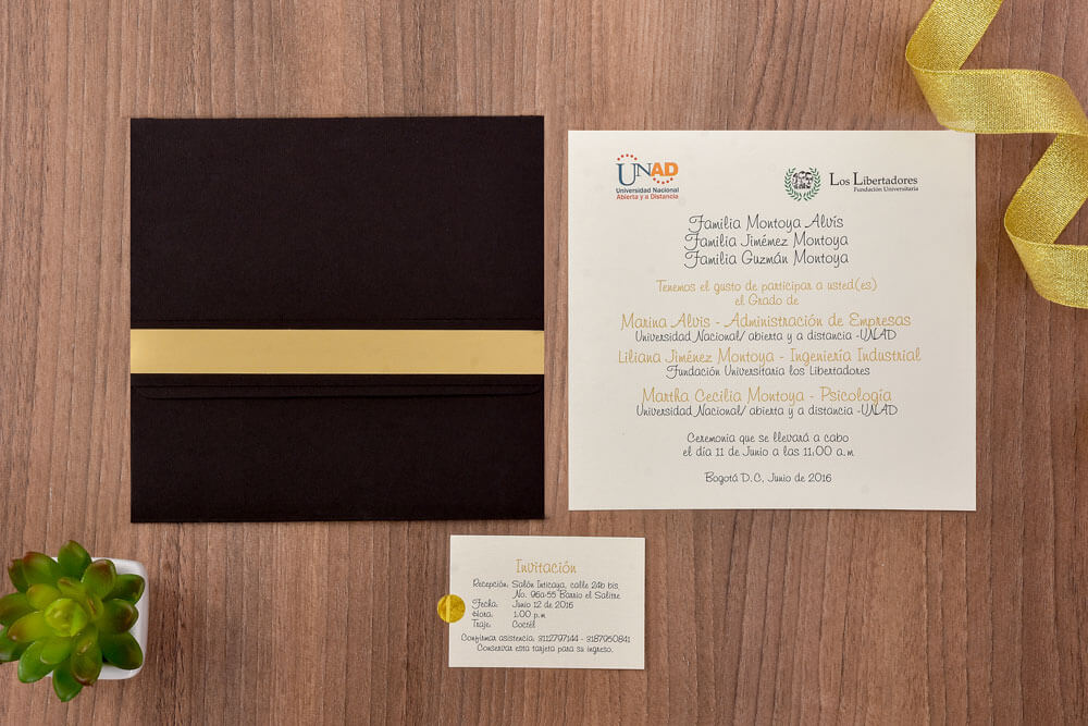Invitación de grado en folder negro con faja dorada
