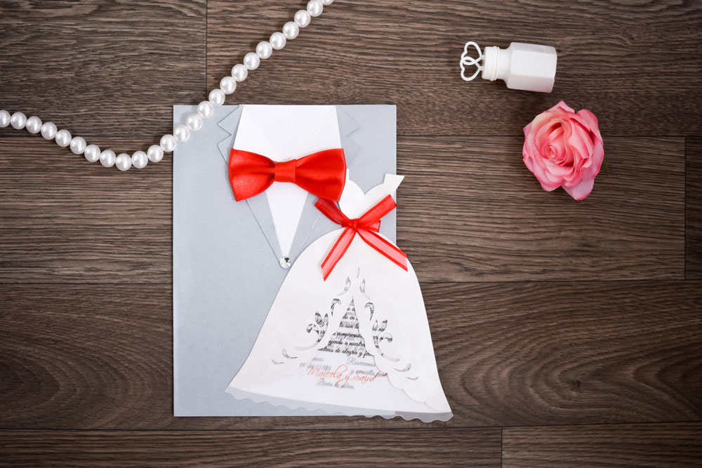 Invitación de matrimonio en forma de novios con traje y vestido