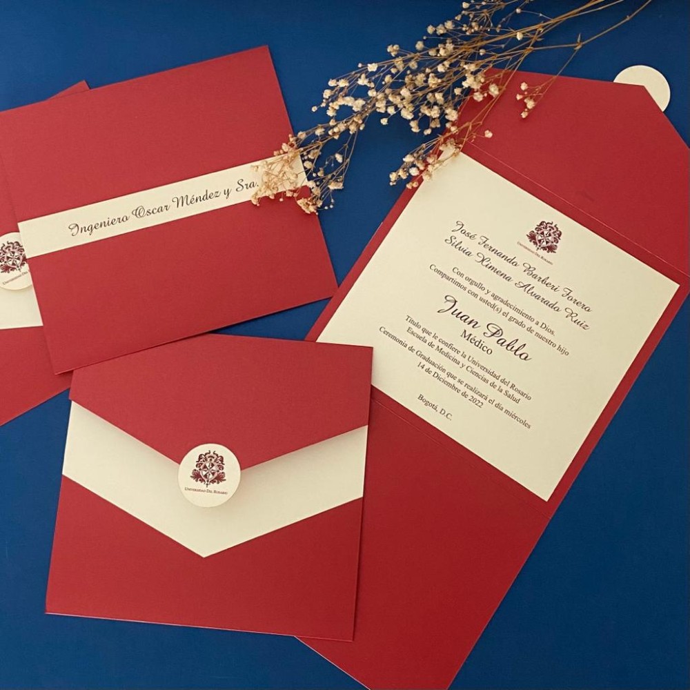 Invitación de grado roja con faja marfil y sello del escudo universitario