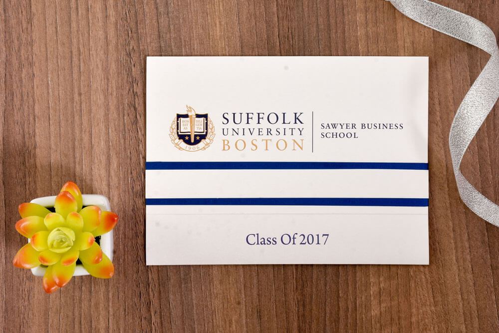 Invitación de grado blanca con franjas azules y logo institucional