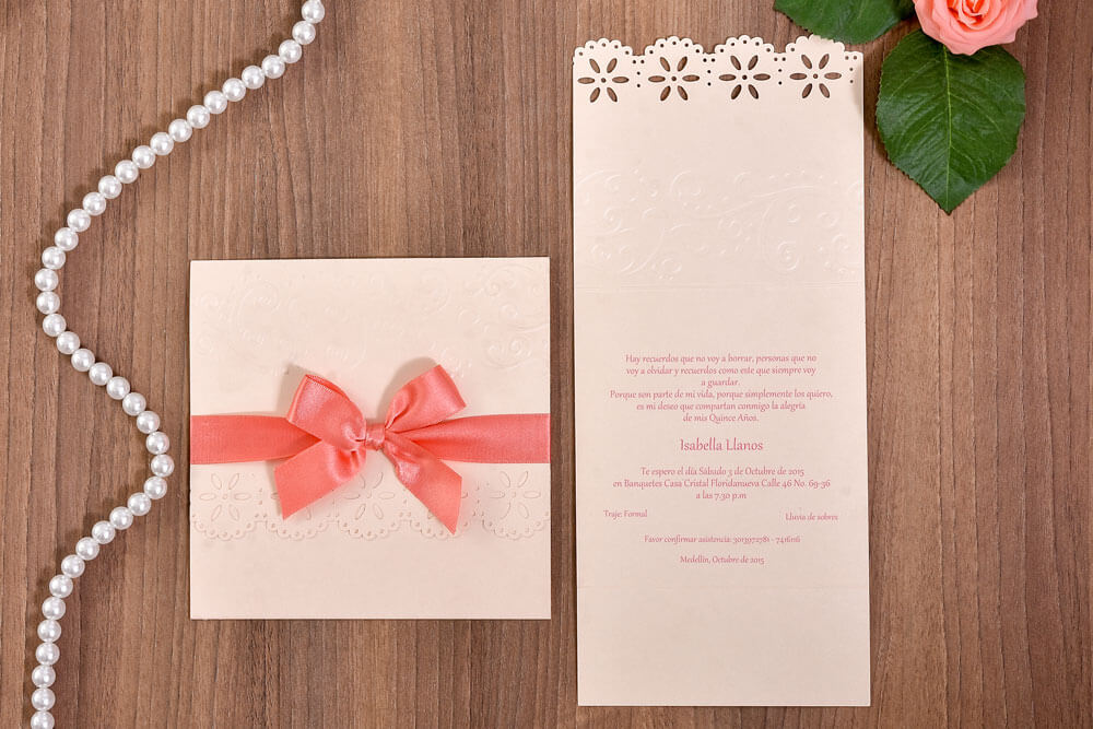 Invitación de 15 años blush con relieve y lazo coral