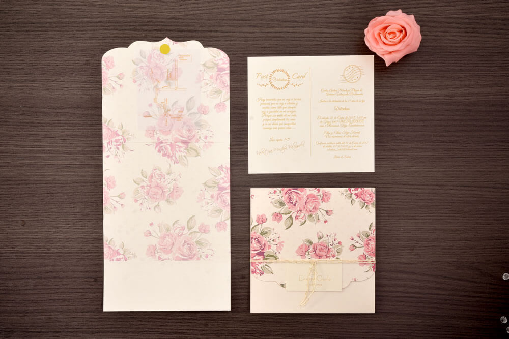 Invitación de 15 años con rosas vintage y sobre forrado