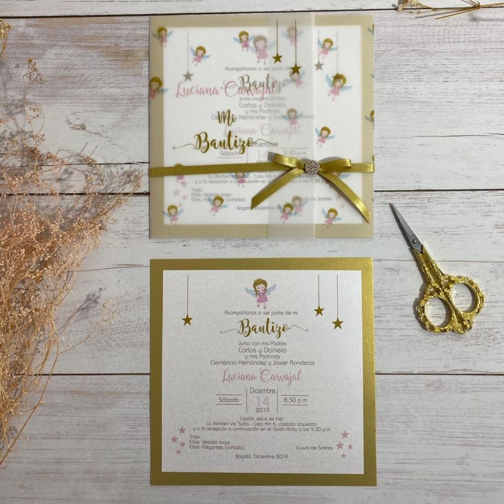 Invitacion de bautizo con angelitos, borde dorado y sobre de vellum con lazo