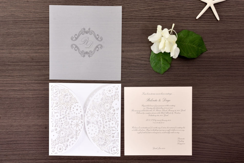 Invitación de matrimonio con camisa de encaje blanco y monograma