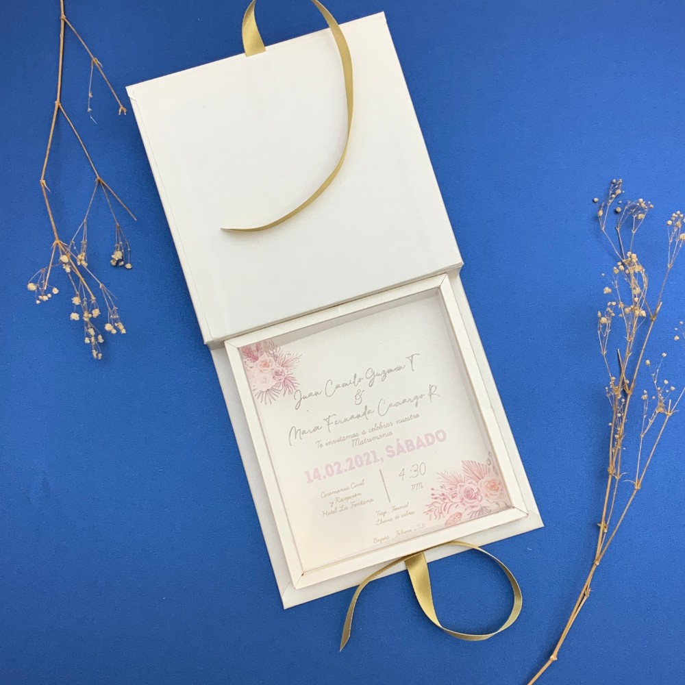 Invitación de matrimonio en caja rígida con tarjeta de acetato