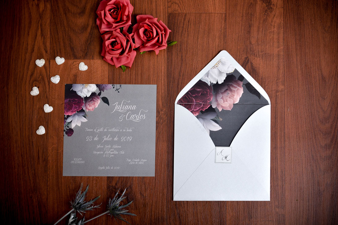 Invitación de matrimonio gris con peonías y sobre forrado