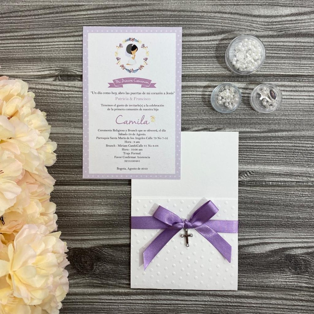 Invitación de primera comunión lila con cinta y dije de cruz