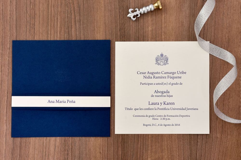 Invitación de grado azul rey con faja marfil e inserto impreso