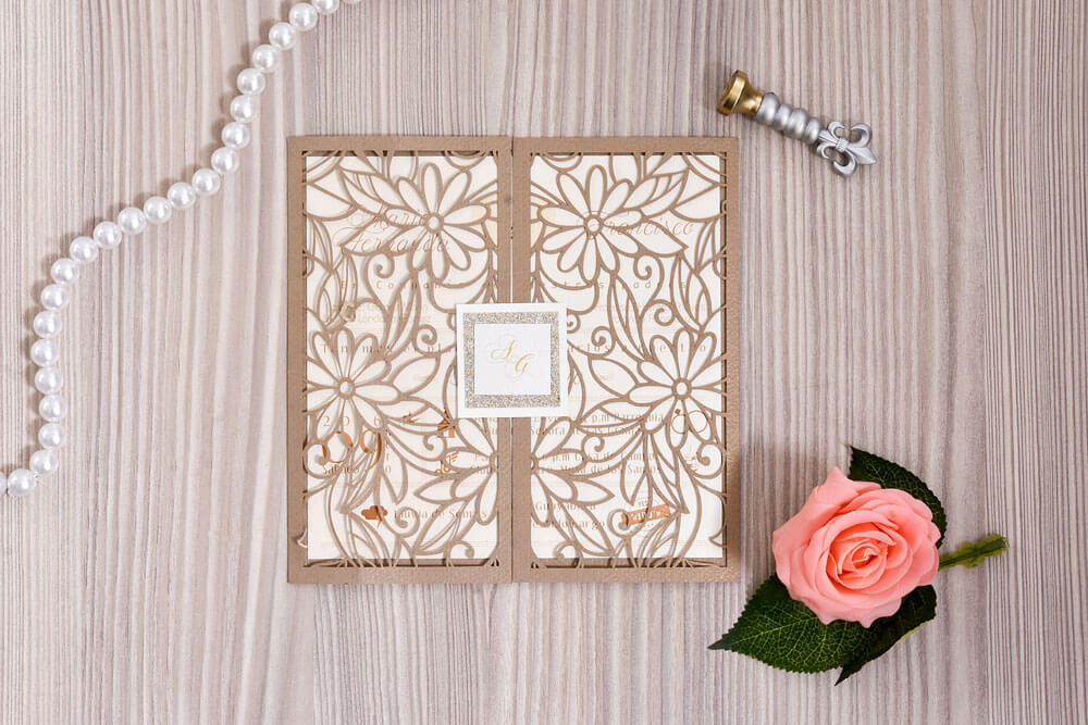 Invitación de matrimonio floral en corte láser color kraft