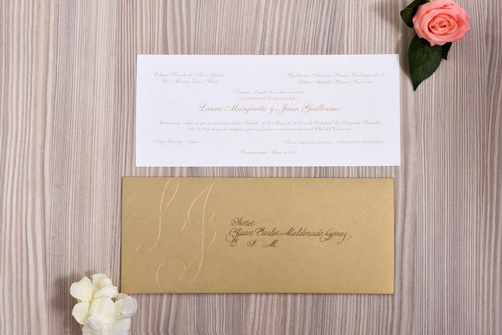 Invitación de matrimonio con caligrafía dorada y sobre dorado