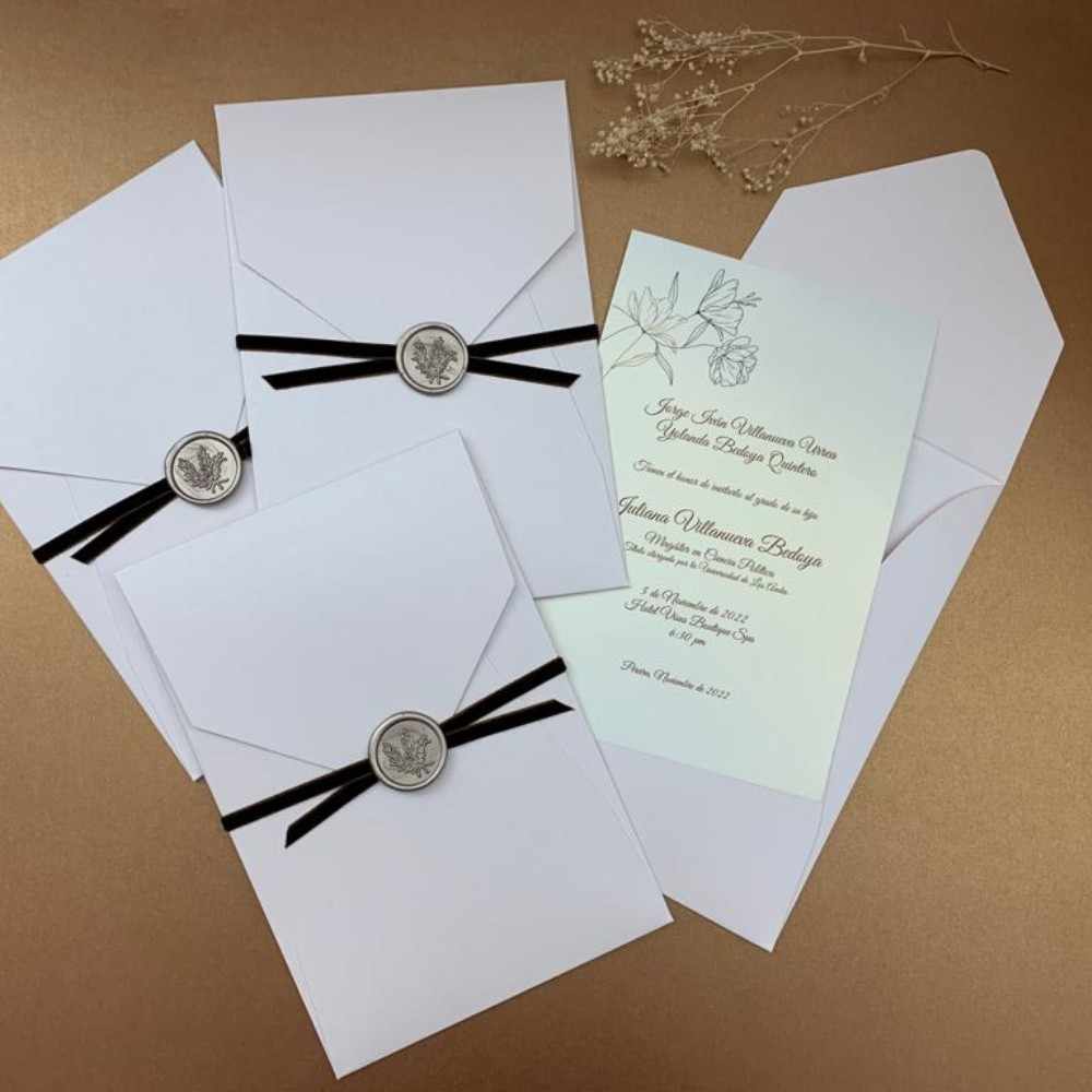 Invitación de grado botánica con lacre plateado y cinta de terciopelo negro