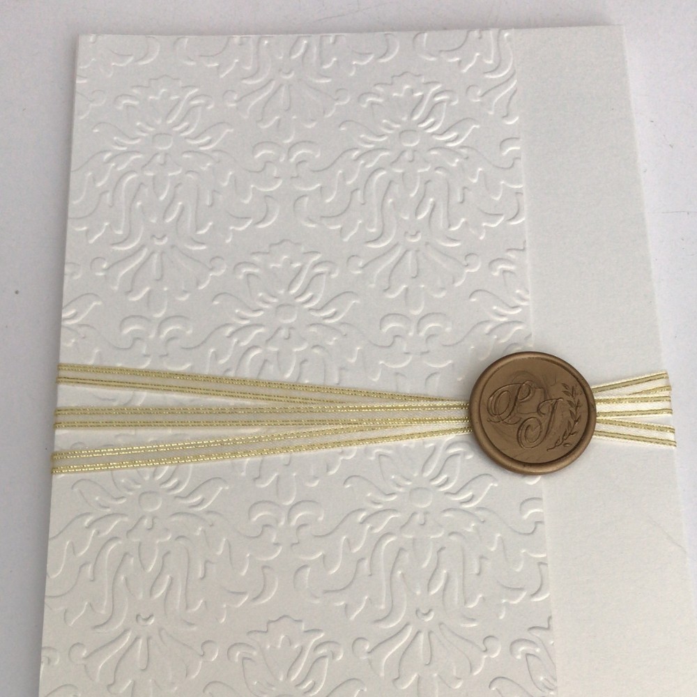 Invitación de matrimonio con relieve damasco y lacre dorado