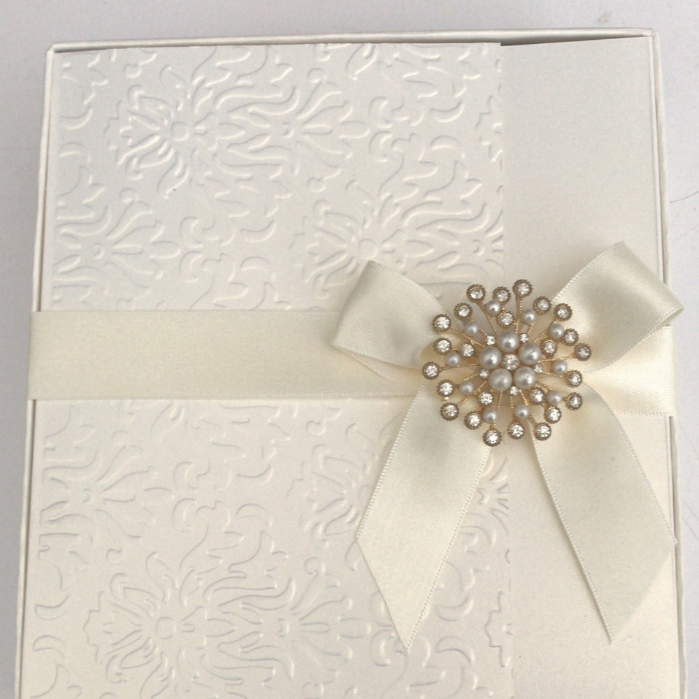 Invitación de matrimonio en caja con broche de perlas