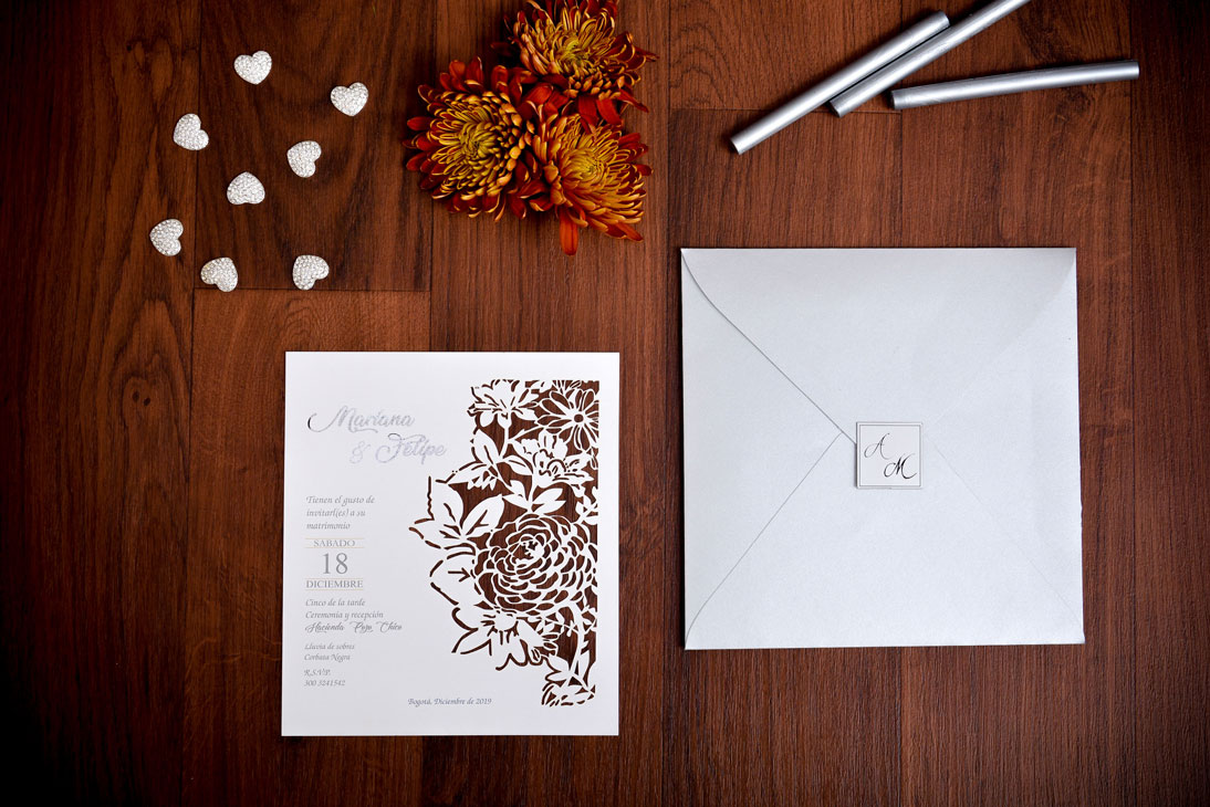 Invitación de matrimonio con corte láser floral blanco