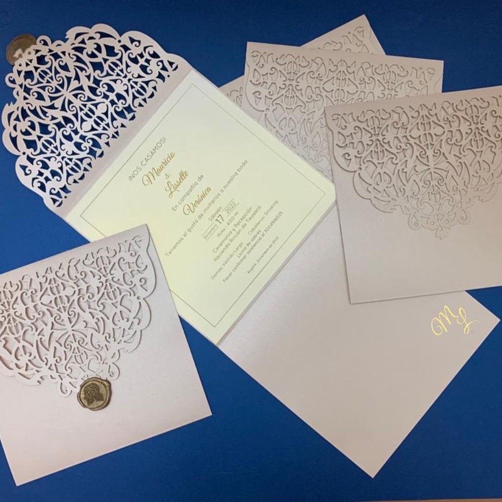 Invitación de matrimonio con camisa láser blush y lacre dorado