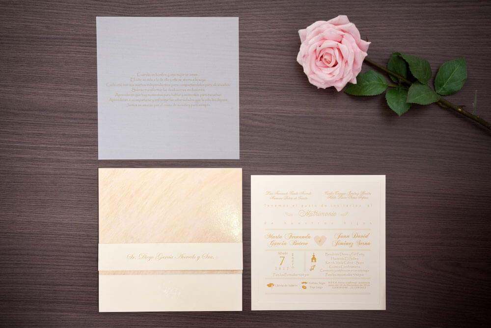 Invitación de matrimonio champaña con faja personalizada por invitado