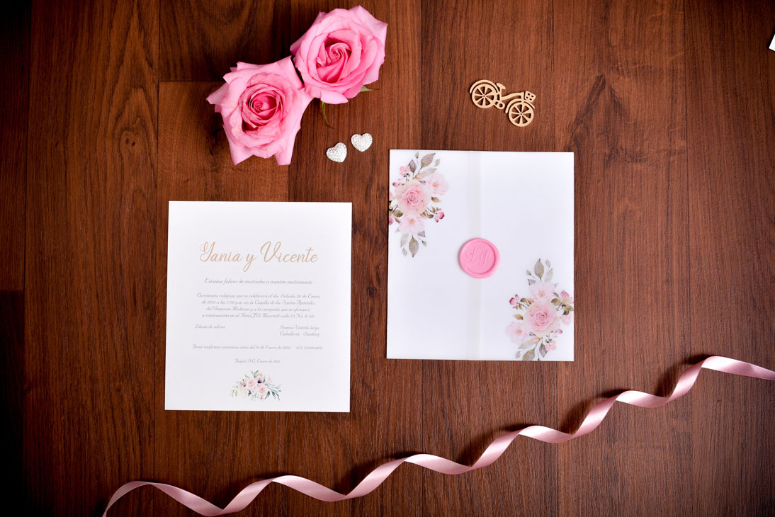Invitación de matrimonio con camisa de vellum y lacre rosa