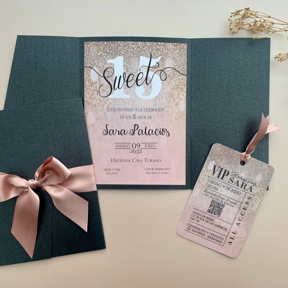Invitacion de 15 anos pocketfold verde con inserto glitter y pase VIP