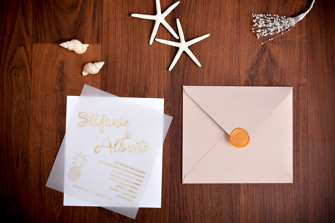 Invitación de matrimonio de destino con foil dorado y lacre
