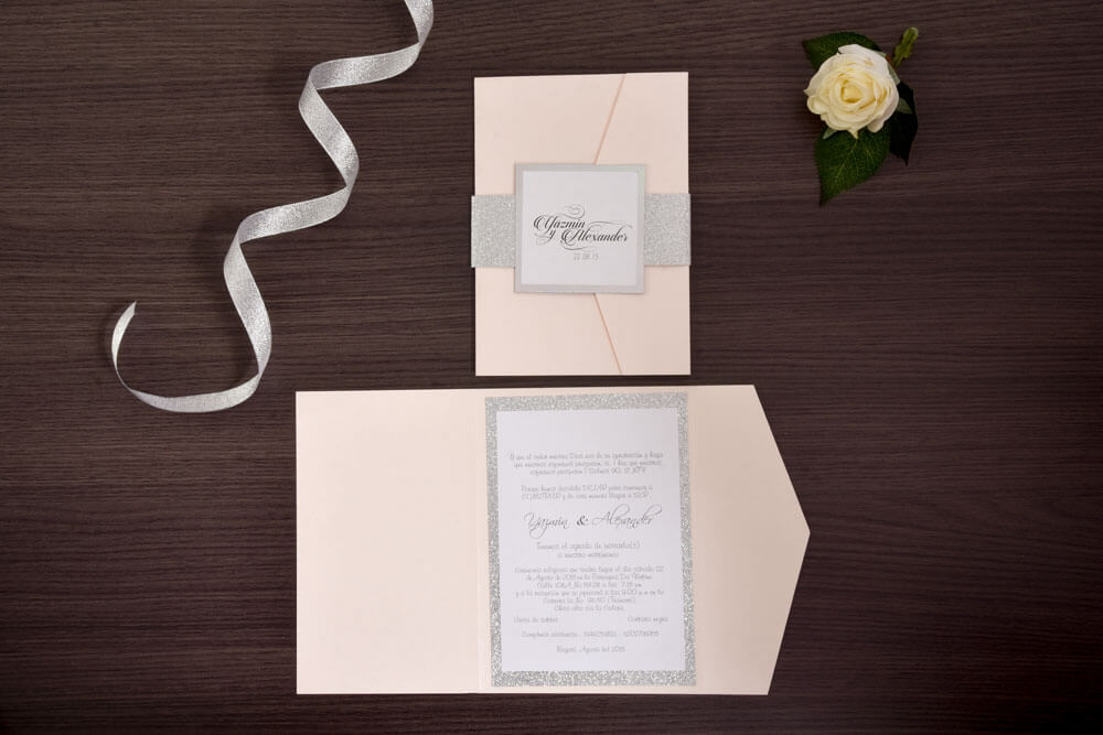 Invitación de matrimonio rosa pálido con detalles escarchados en plata